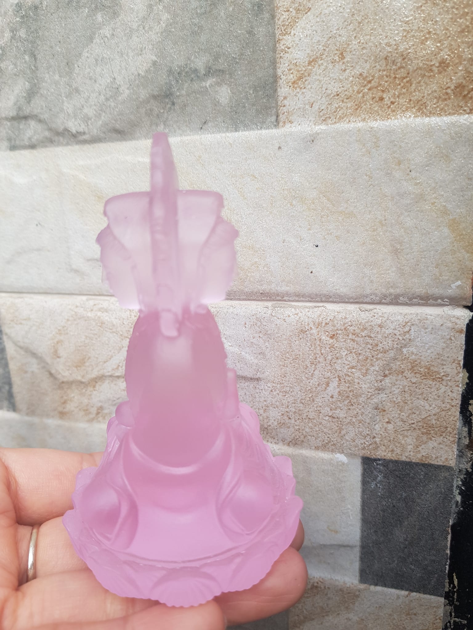 TƯỢNG PHẬT BÀ QUAN ÂM 2 MẶT ĐÁ LƯU LY HỒNG TƯƠI ĐẸP ĐỂ TRONG XE HƠI hoặc BÀN cao 10cm đk 6cm Hợp Anh Chị mệnh HOẢ mệnh THỔ ạ