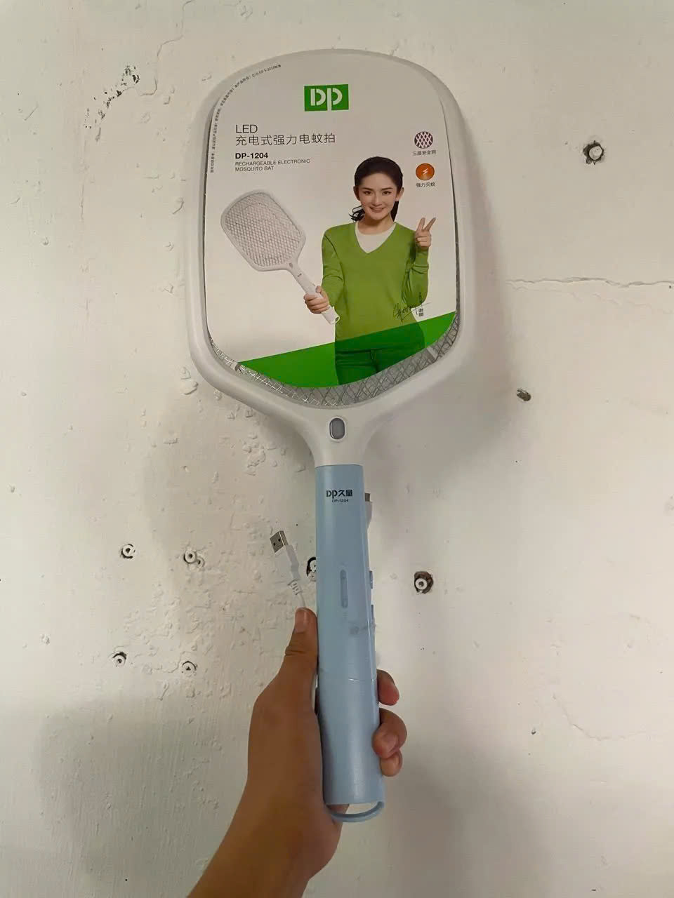 Vợt diệt muỗi cao cấp , tay cầm chống trượt , chống giật , 3 lớp lưới , hiệu suất cao ,  tiết kiệm điện  , an toàn và tiện lợi