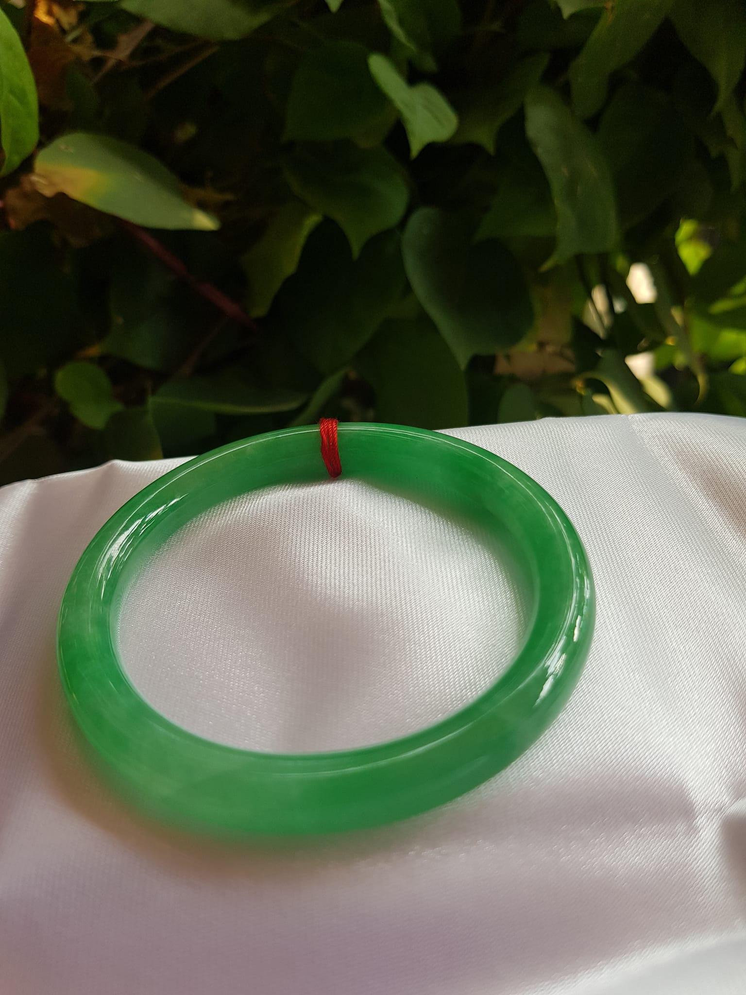 Vòng cẩm thạch Lý Nở 53 Size vòng 53mm x Dầy 7,2mm màu Xanh lá Tươi bóng đều đẹp quá Nữ mệnh Mộc Hỏa 52kg - 60kg đeo đẹp ạ