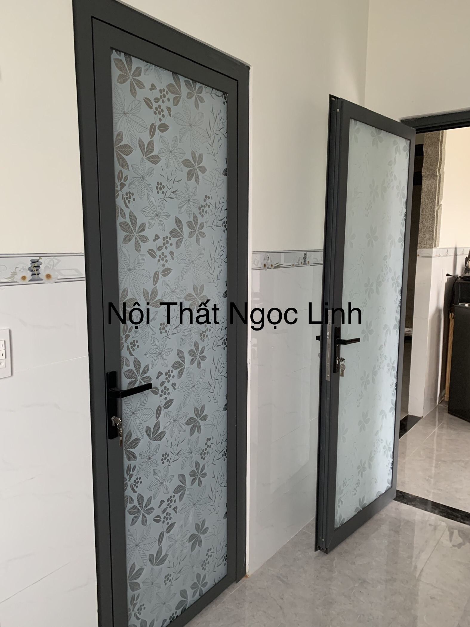 Giấy dán kính mờ hoa văn 3D keo sẵn bóc dán loại 1