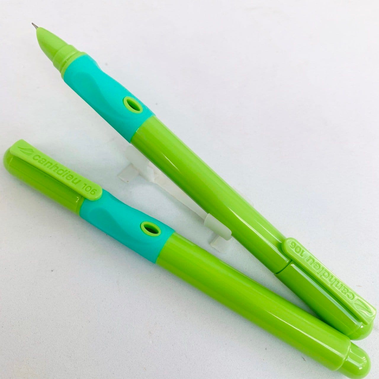Bút cánh diều 106 cho học sinh từ lớp 1-5, ngòi kim tinh nét tròn đều.