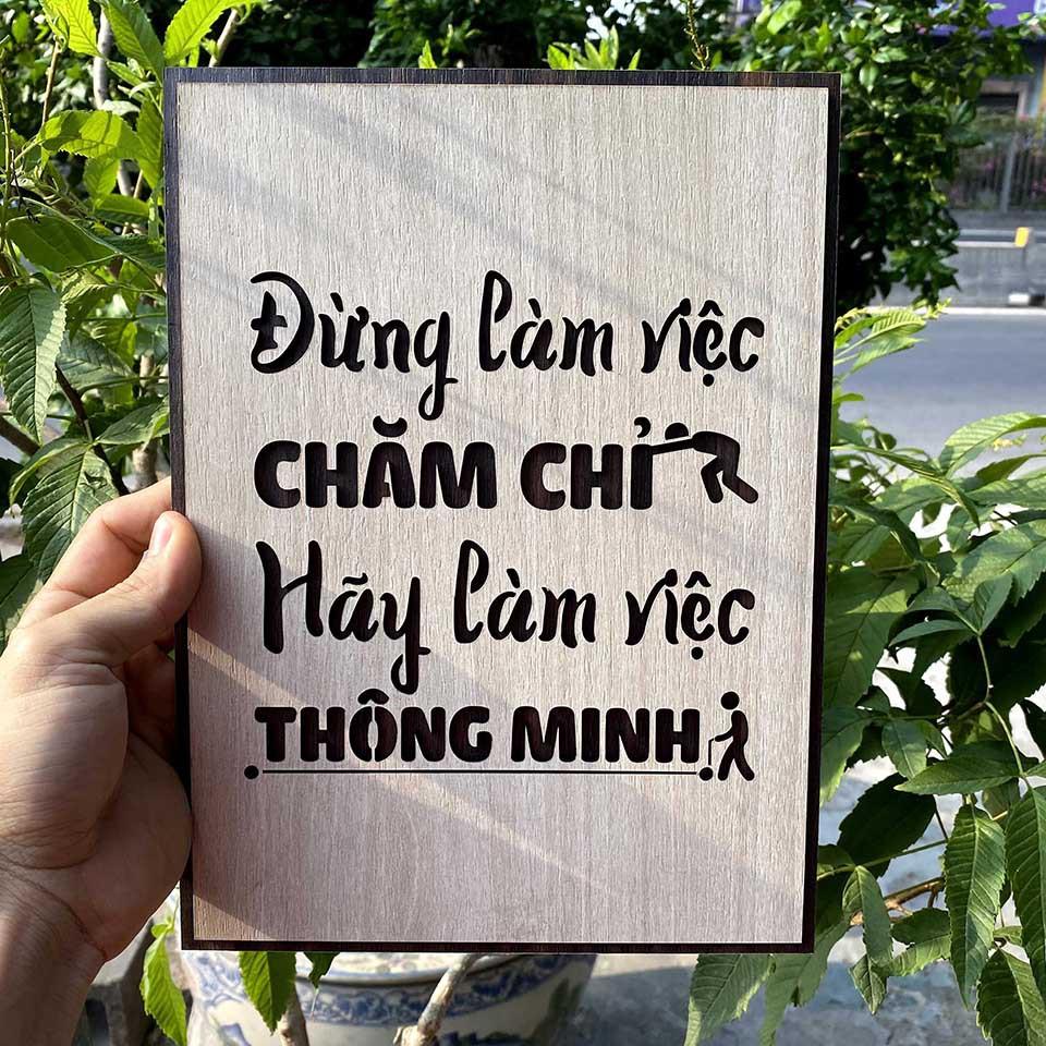 Tranh gỗ tạo động lực trang trí văn phòng - &quot;Đừng làm việc chăm chỉ hãy làm việc thông minh