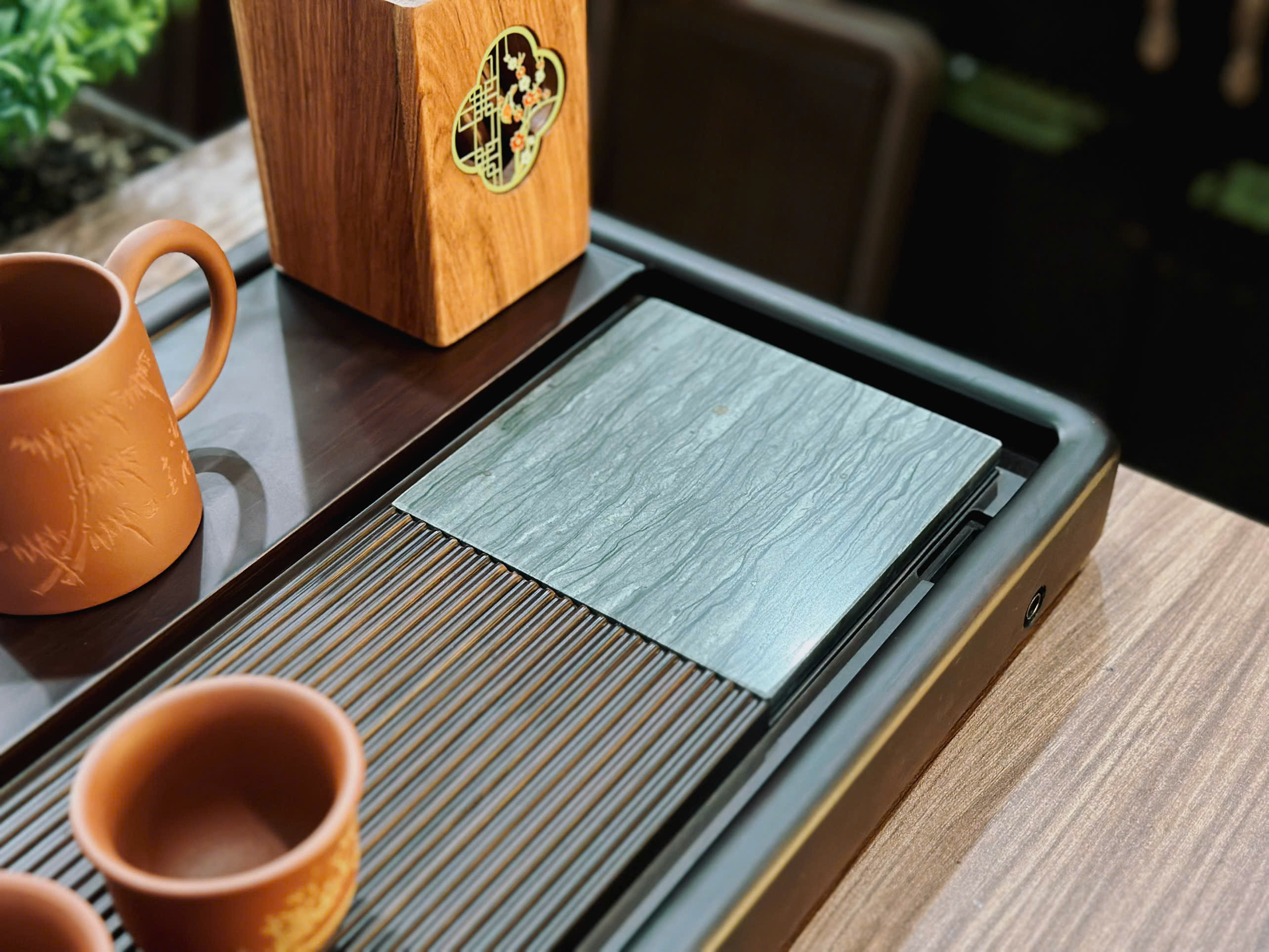 KHAY TRÀ GỖ - BỀ MẶT DÁT ĐÁ - ỐNG DẪN THOÁT NƯỚC - ĐỘ BỀN CAO