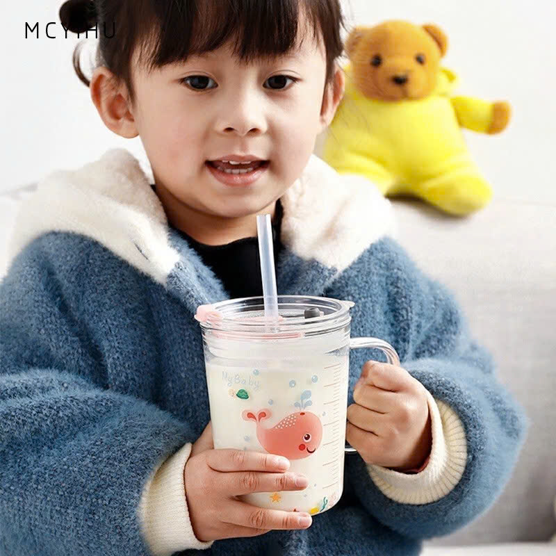 Cốc pha sữa, uống nước thủy tinh 400ml chia vạch cho bé có ống hút và nấp đậy chống tràn cho bé (mẫu ngẫu nhiên) - HENRYSA