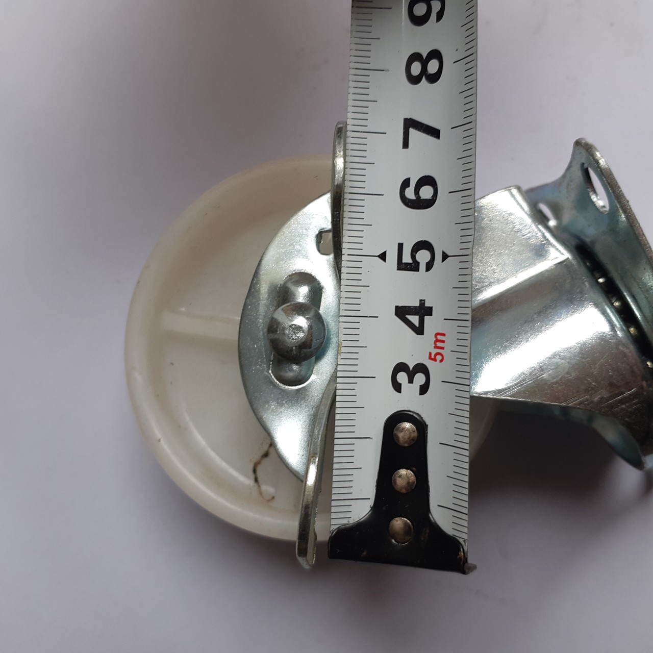 Bánh xe đẩy nhựa trắng 7 cm xoay 360 độ, có khóa chống trượt