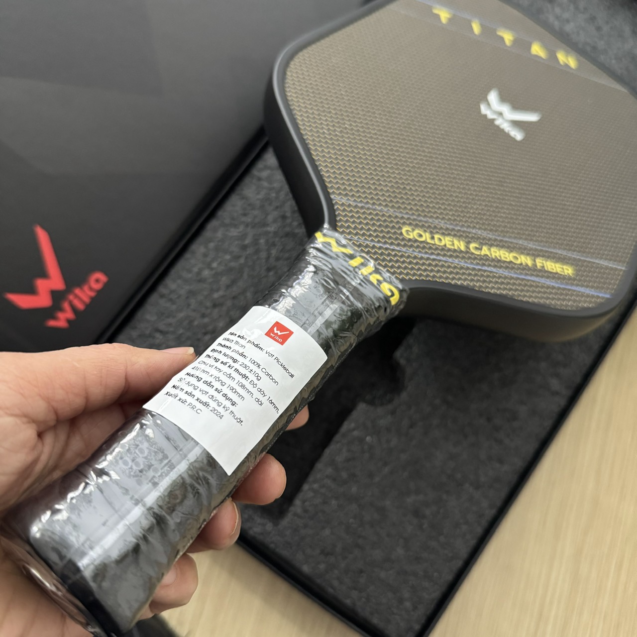 Vợt Pickleball Wi-ka Titan với mặt vợt bằng Titanium vàng siêu bền, tối ưu trọng lượng, kiểm soát bóng tốt - Hàng công ty