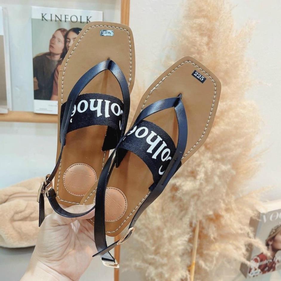 Sandal nữ đế bằng xỏ ngón quai ngang phối chữ