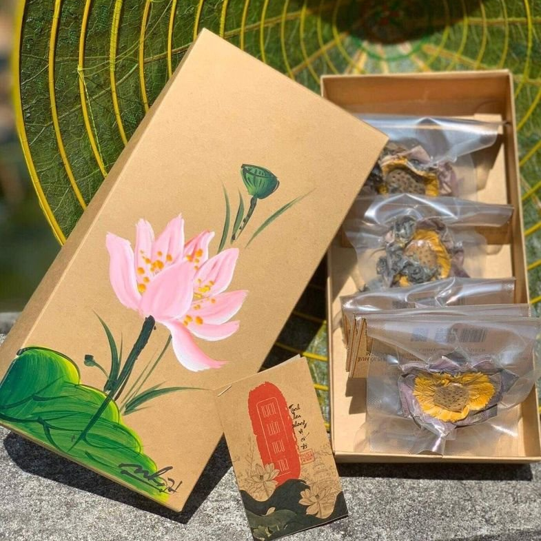 Trà sen Mộc Truly Hue's, hoa sen khô, trà hoa sen giúp giảm căng thẳng, giải nhiệt, hộp vẽ tay gồm 5 bông