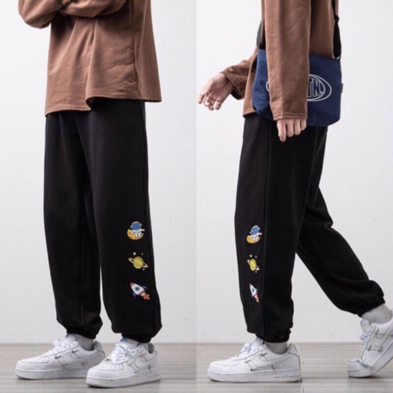 Quần Jogger Đen/Trắng Hoạ Tiết Hoạt Hình Ulzzang Nam Nữ 1hit_Unisex