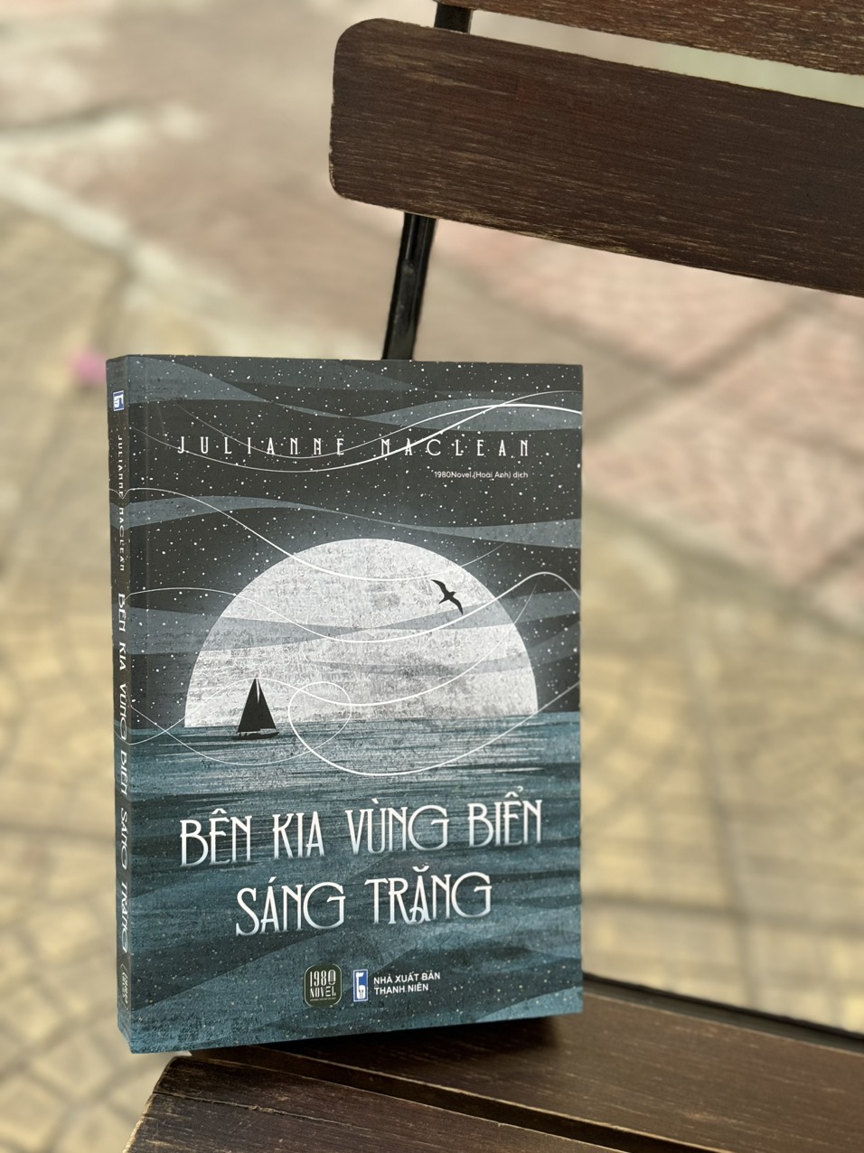 (Bìa mềm) BÊN KIA VÙNG BIỂN SÁNG TRĂNG – Julianne MacLean – 1980 Novel, Hoài Anh dịch – NXB Thanh Niên - 1980 Books