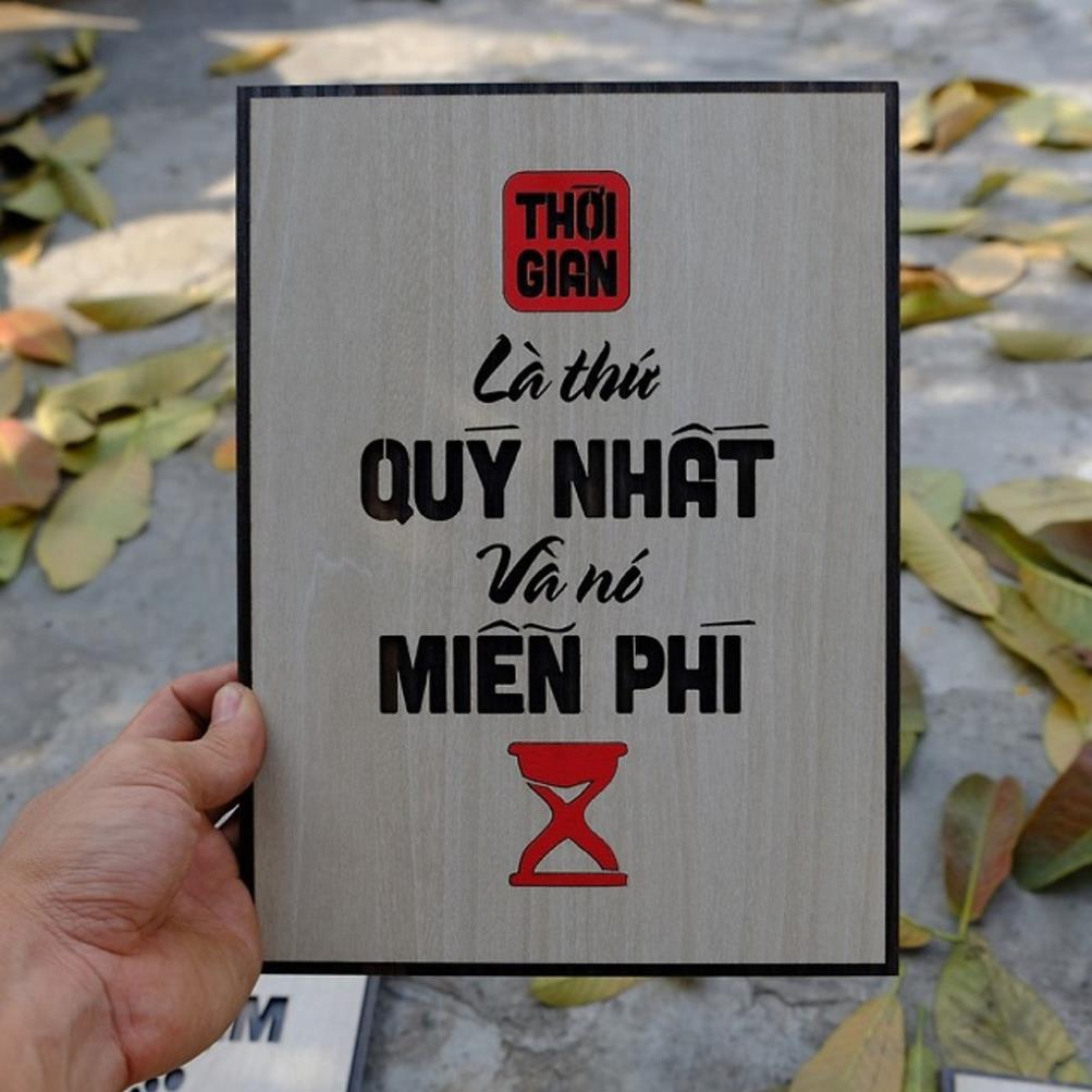 GIÁ SỐC Tranh gỗ treo tường_Thời gian là thứ quý giá nhất vì nó miễn phí_CRN_01. Kích thước 40.5x30cm
