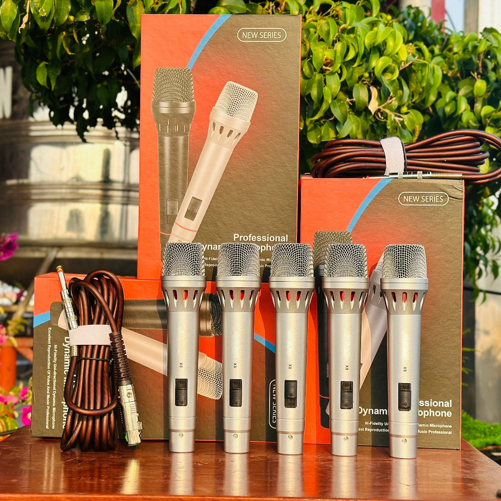 Micro có dây X8. Micro karaoke có dây  X8 được thiết kế tỉ mĩ đến từng chi tiết nhỏ, các đầu nối, khớp giao nhau được thiết kế chắc chắn, đầu mic cao cấp Hàng chính hãng