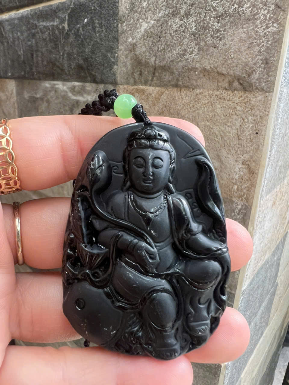 Mặt Dây Chuyền Nam Phật Quan Âm Cưỡi Cá Chép Đá Mã Não Đen Size To Cao 60mm Ngang 43mm Dầy 13mm ạ