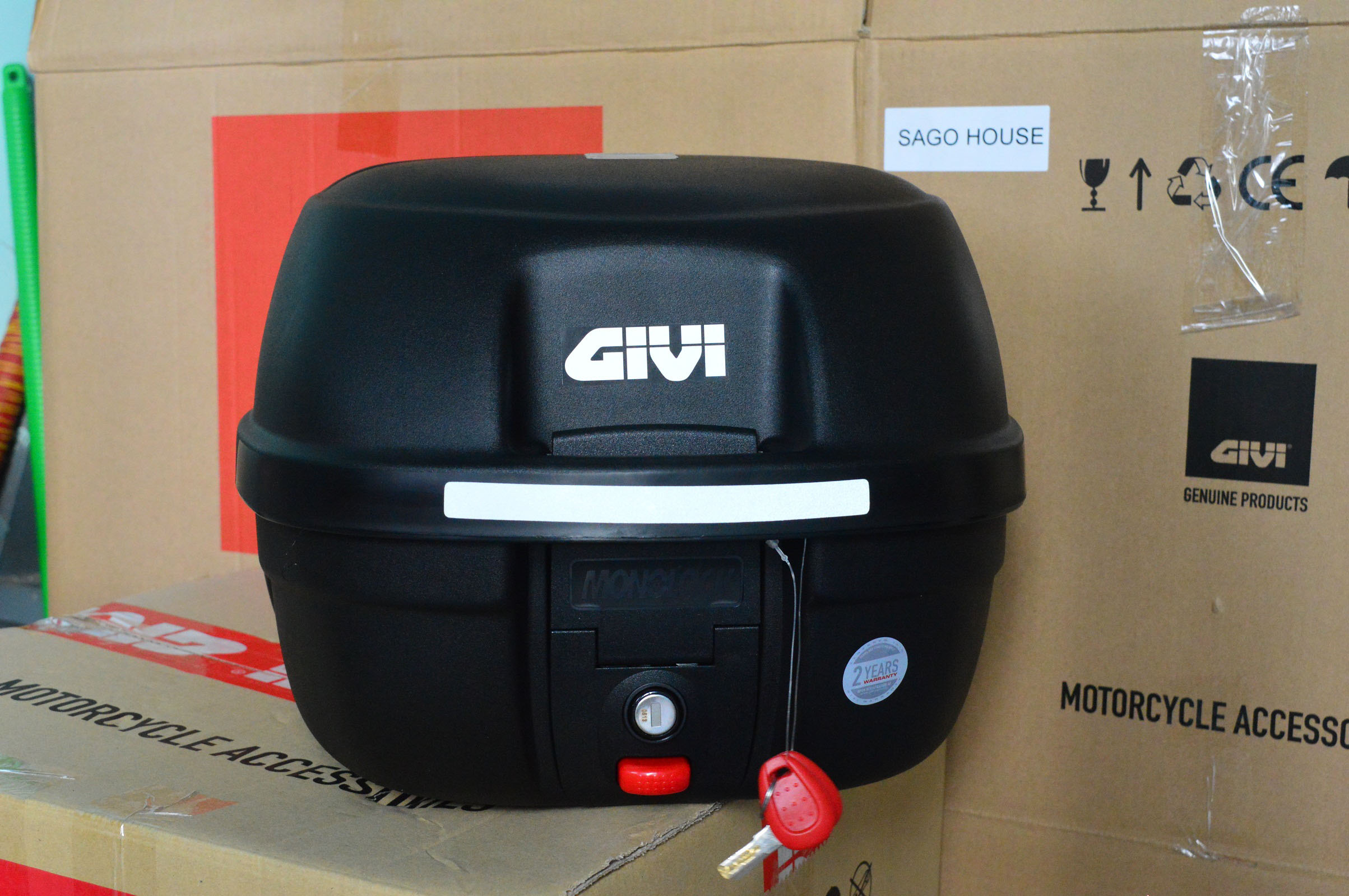 Thùng Givi E26N kèm đế, ốc gắn, thùng Givi 26 lit gắn sau xe máy