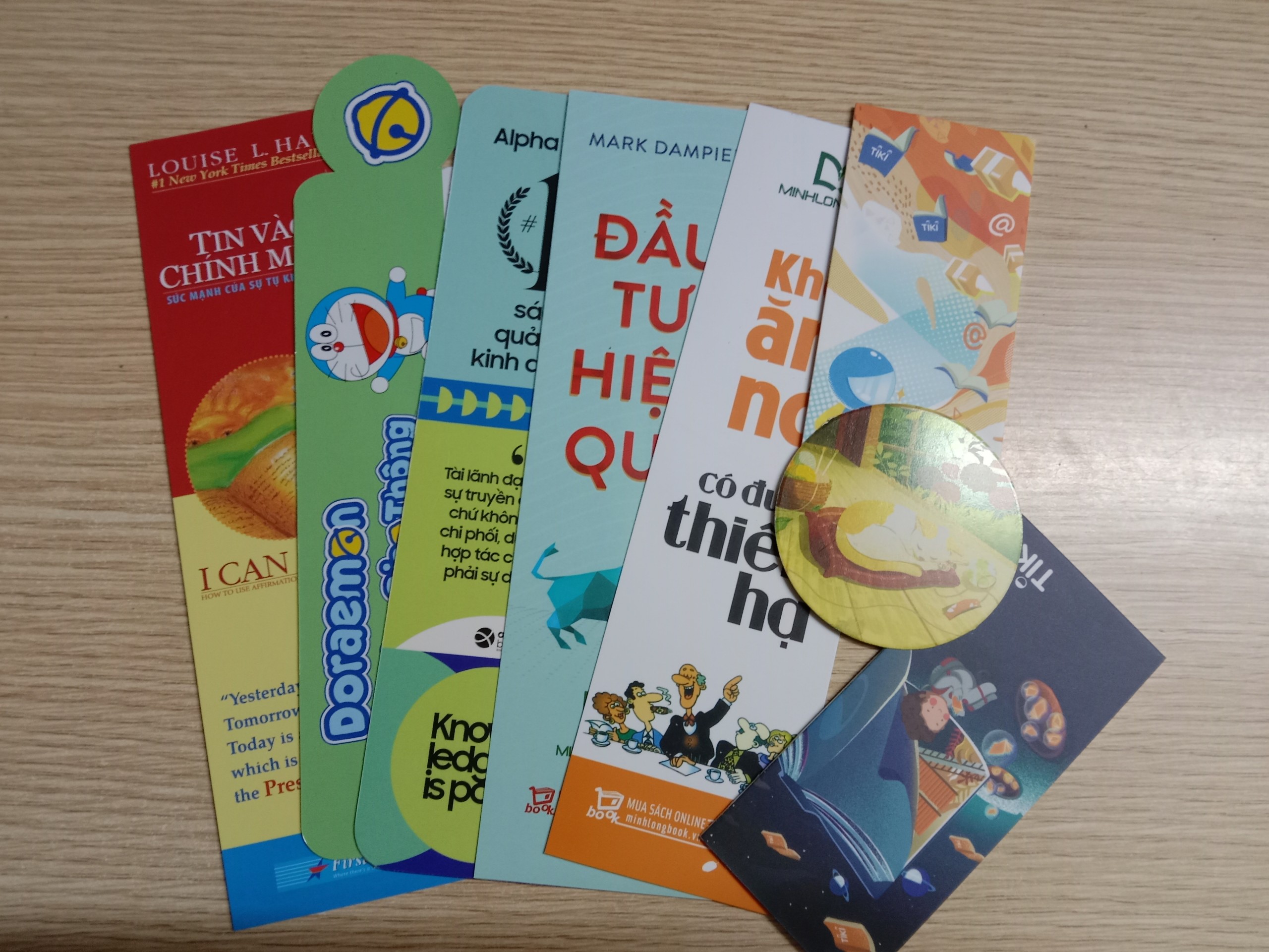 Sách - Hoa vẫn nở mỗi ngày (tặng kèm bookmark thiết kế)