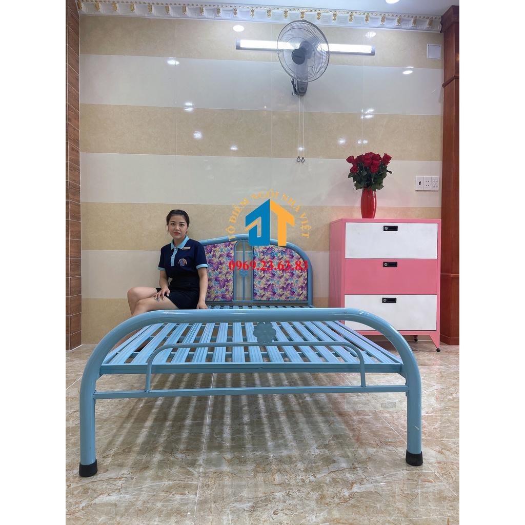 Giường sắt Đại Thành 1m8 x 2m màu xanh
