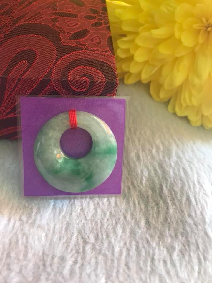 Mặt Dây Chuyền ĐỒNG ĐIẾU KIỂU TRÒN GIỮA TO ĐÁ Cẩm Thạch Tự Nhiên  Size 29mm x Dầy 7mm x Đk tròn bên trong 12mm  MÀU XANH NGỌC CẨM THẠCH LÊN XANH LÁ ĐẬM ĐẸP Nữ làm mặt Dây Chuyền KIỂU Đeo Đẹp ạ