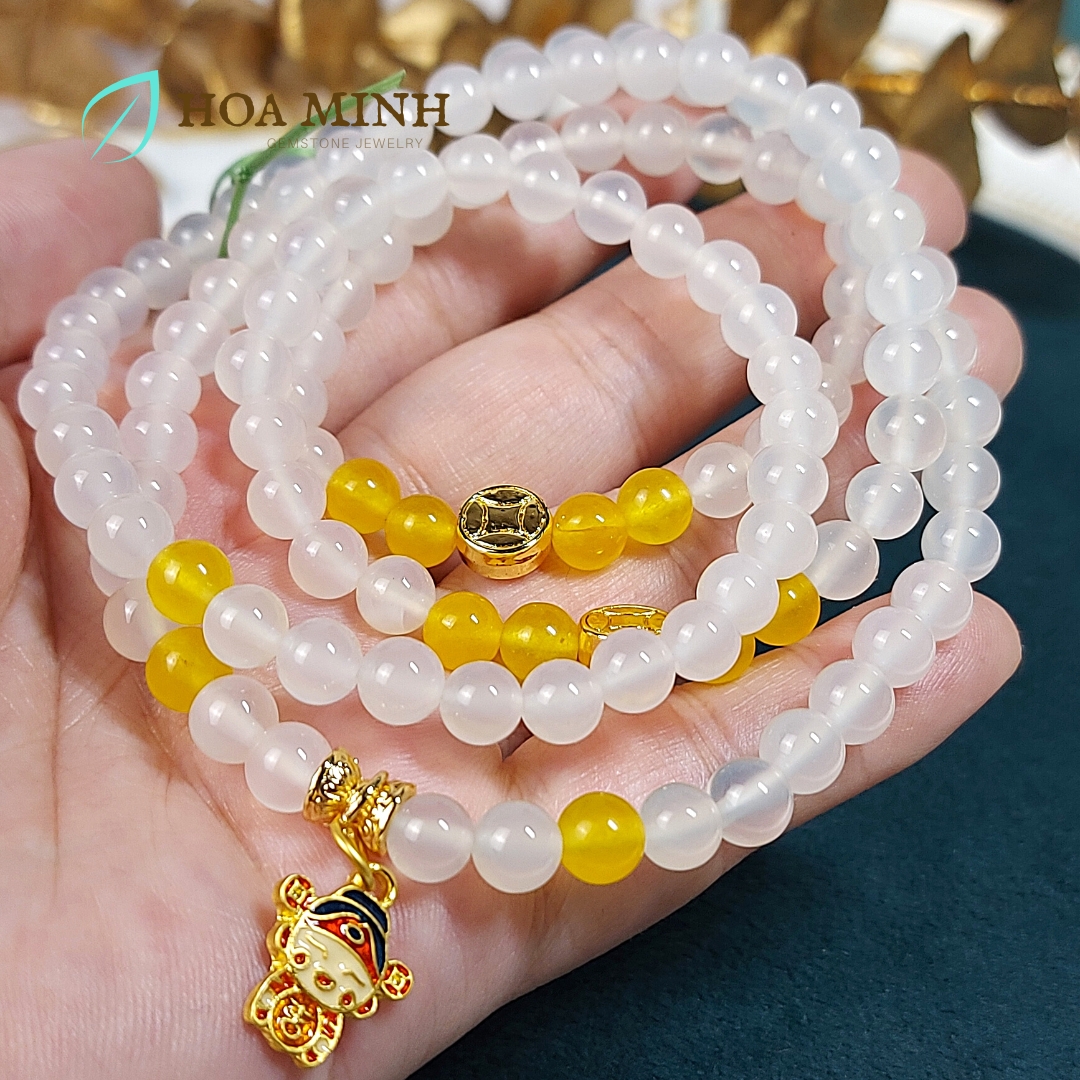 Vòng tay chuỗi 108 hạt Mã Não trắng 6 li phối đá Mã Não vàng, charm Thần Tài bạc xi vàng Bình An Tài Lộc