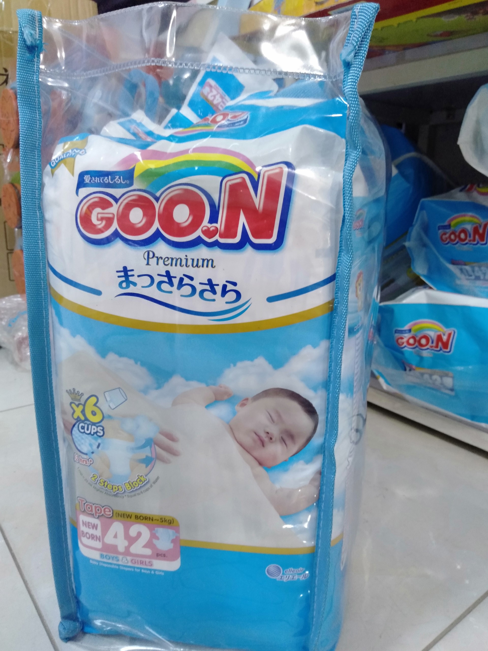 Combo 2 bịch bỉm Goon Premium tặng thêm 1 bịch Goon Premium S36 cùng một túi xách Goon hiện đại