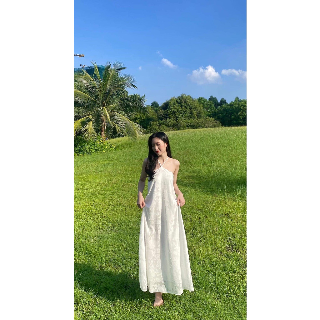 Đầm yếm maxi trắng đi biển, Váy yếm trắng cổ dây suông dài Cao Cấp thêu hoa, sexy quyến rũ MiNhi
