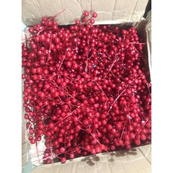 Chùm quả đỏ  may mắn trang trí cây thông Giáng sinh