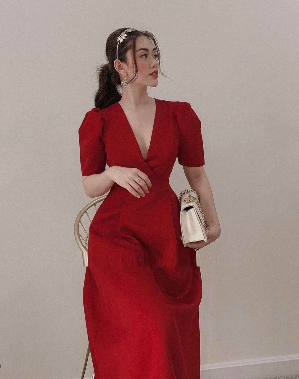 NHẸ NHÀNG, SANG TRỌNG CÓ TRONG MẪU ĐẦM TIỂU THƯ CỔ V, TAY LỮNG PHỒNG CÁCH ĐIỆU, HÀNG THIẾT KẾ LOẠI 1