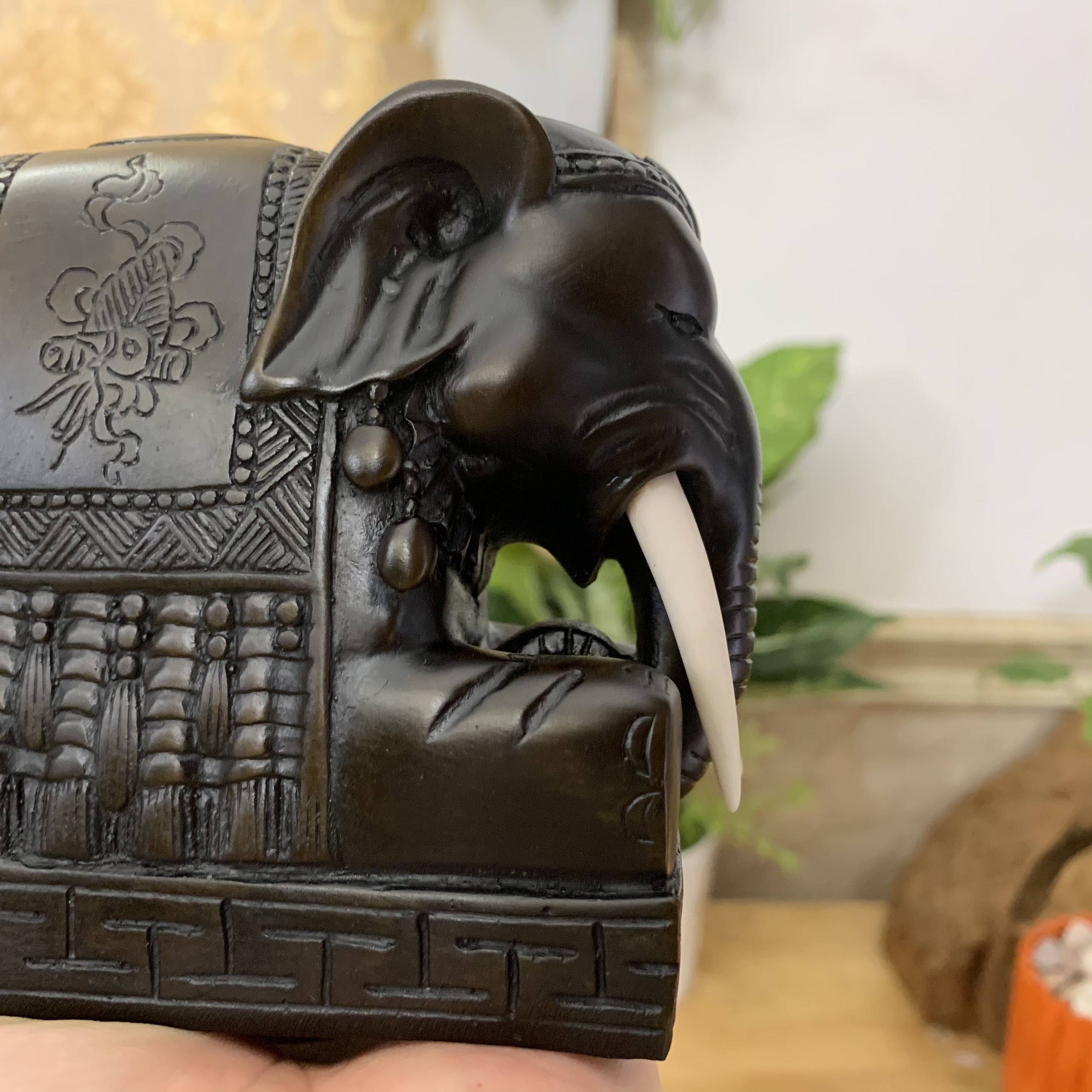 Tượng voi đá trang trí phong thủy dáng voi quỳ phục bảo vệ gia chủ - Dài 12cm