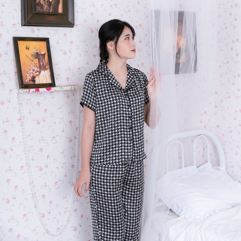 Bộ đồ Pyjama nữ, đồ mặc nhà lụa VILADY - B142 kiểu Quần dài tay cộc họa tiết Ziczac chất liệu lụa Pháp - Màu đen