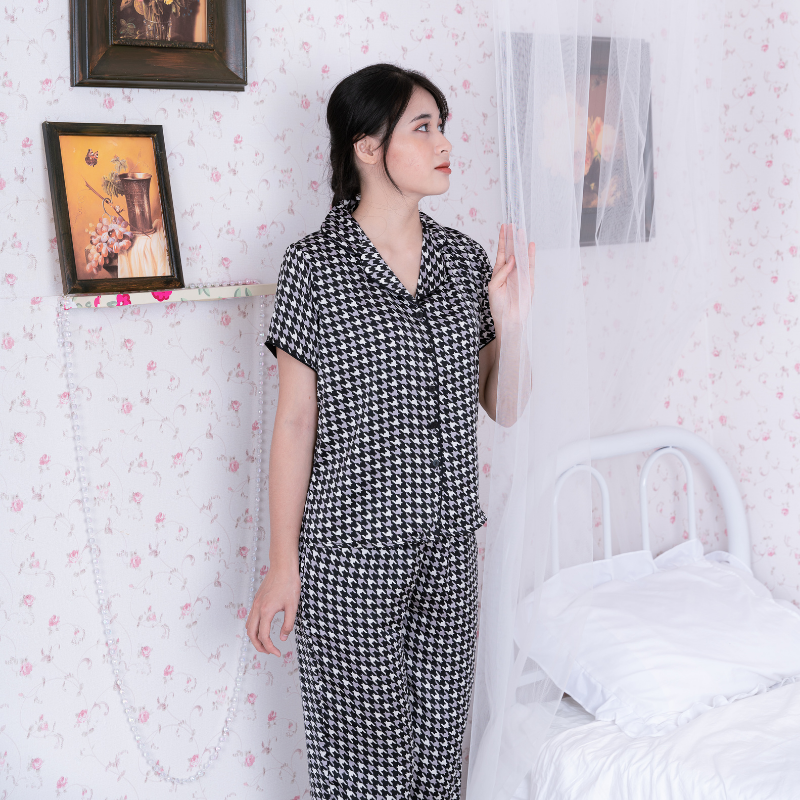 Bộ đồ Pyjama nữ, đồ mặc nhà lụa VILADY - B142 kiểu Quần dài tay cộc họa tiết Ziczac chất liệu lụa Pháp (lụa latin) - Màu đen