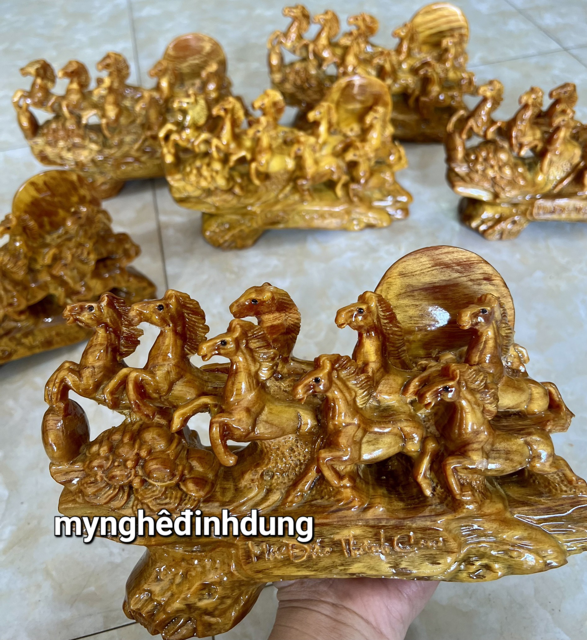 Tượng cầu bát mã đáo thành công bằng gỗ huyết long tuyệt đẹp kt 25x15x9cm