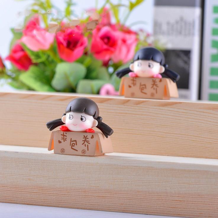 Mô hình em bé ngồi trong thùng giấy ngộ nghĩnh dễ thương  làm móc khóa, trang trí tiểu cảnh, DIY