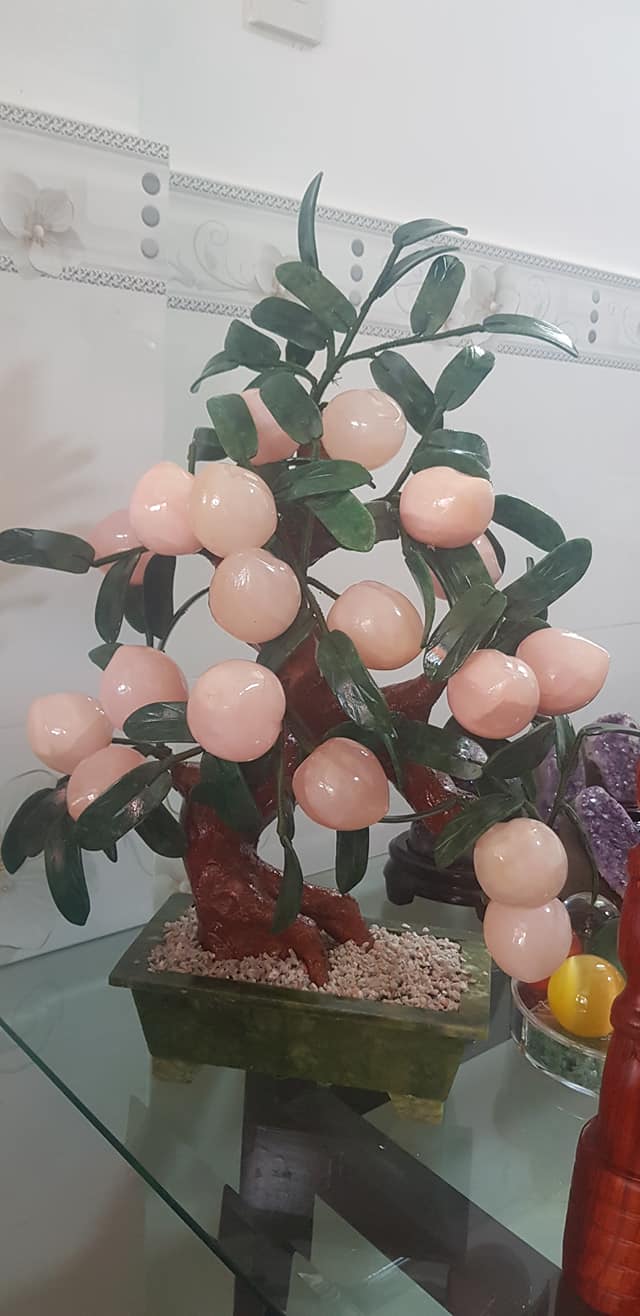 Cây đào đá thạch anh hồng tự nhiên 18 quả to đẹp lắm ạ Kích thước cao 55cm x ngang 42cm x sâu 20cm Anh Chị trưng phòng khách nhà, công ty biểu tượng sự sung túc giàu sang phú quý ạ