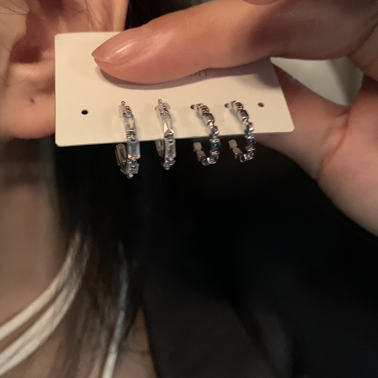 Set 2 đôi khuyên tai hình chữ c đính đá