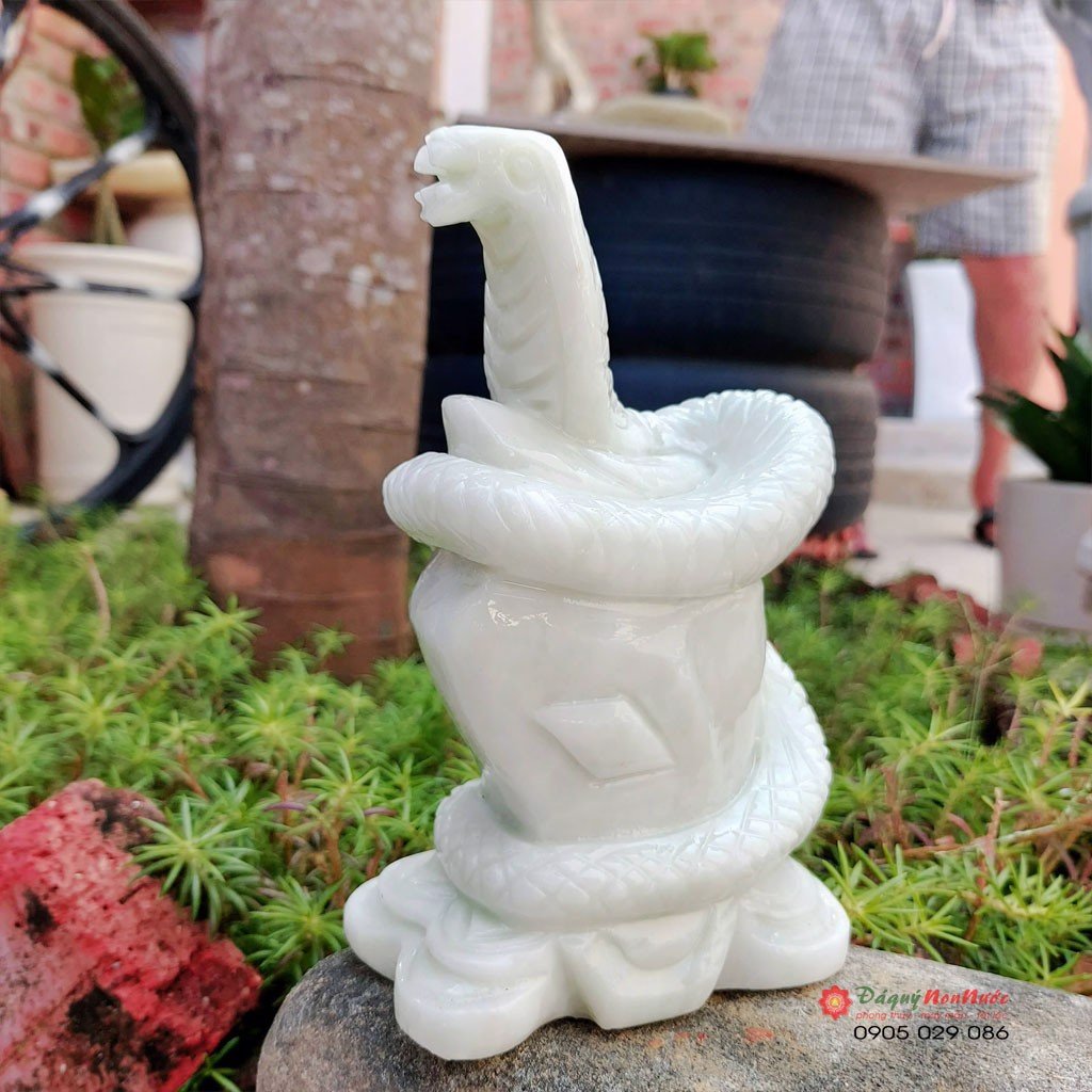 Tượng đá rắn 12 con giáp phong thủy đá trắng xanh 15cm đá Non Nước