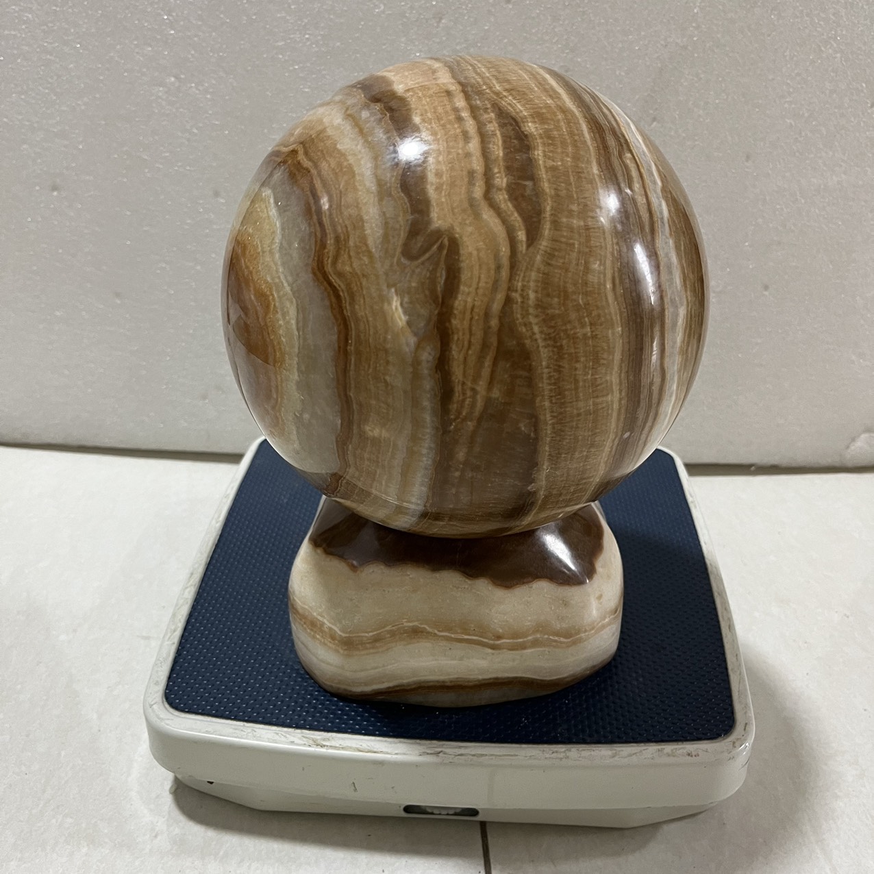 Cầu bi đá tự nhiên đường kính 18 cm, nặng 11 kg có đế màu vàng vân cực đẹp cho người mệnh Kim và Thổ