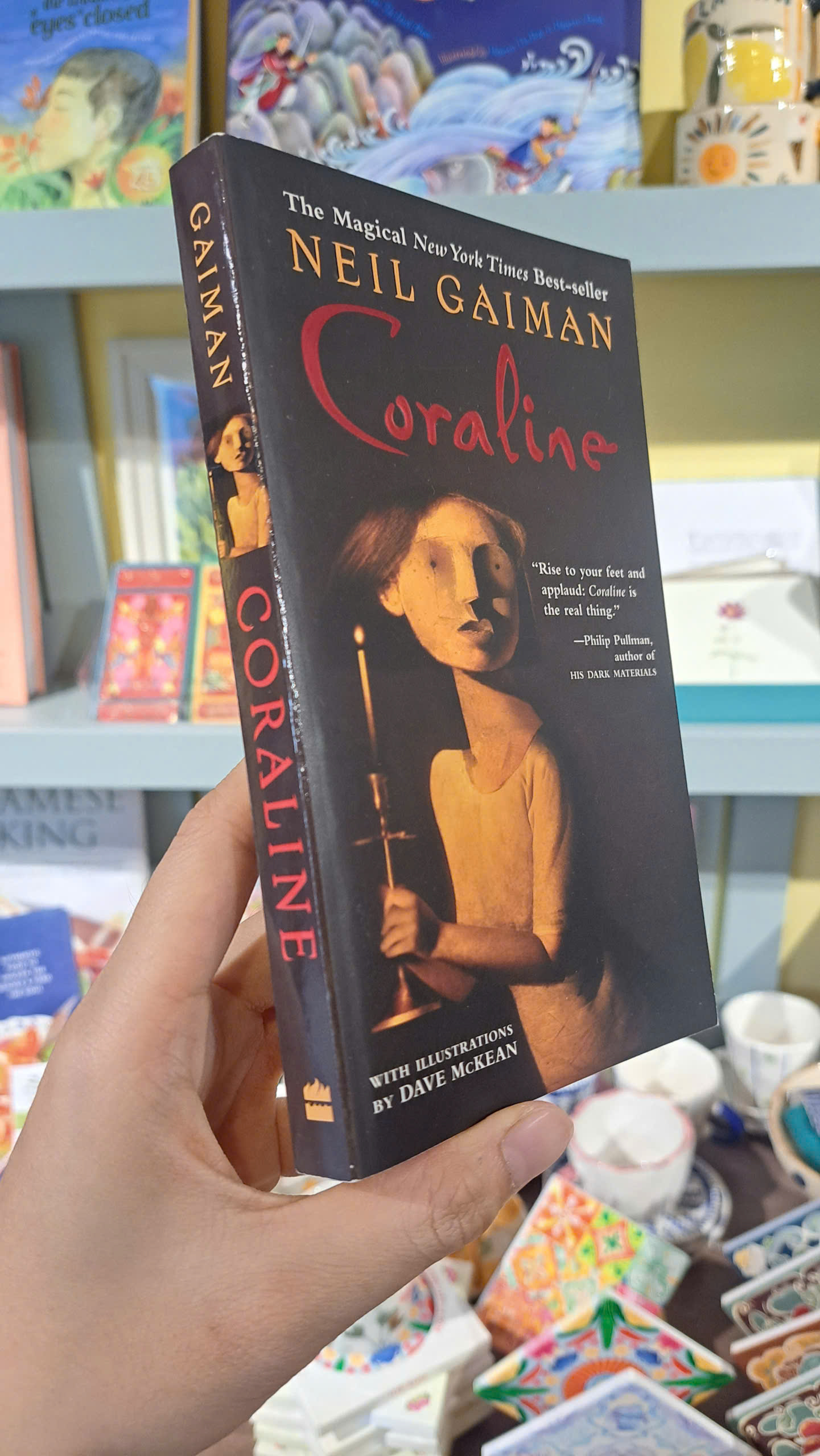 Sách - Coraline by Neil Gaiman | Fantasy / Horror / Fiction for Young Adult / Ngoại văn khổ nhỏ