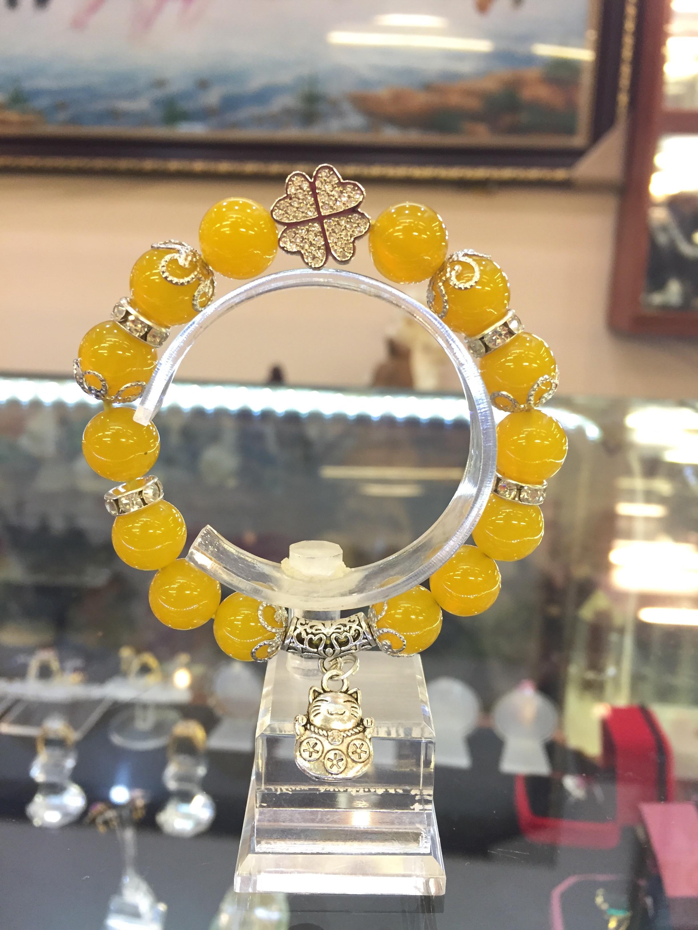 Vòng tay phong thủy đá Mã Não vàng 10 ly mix charm