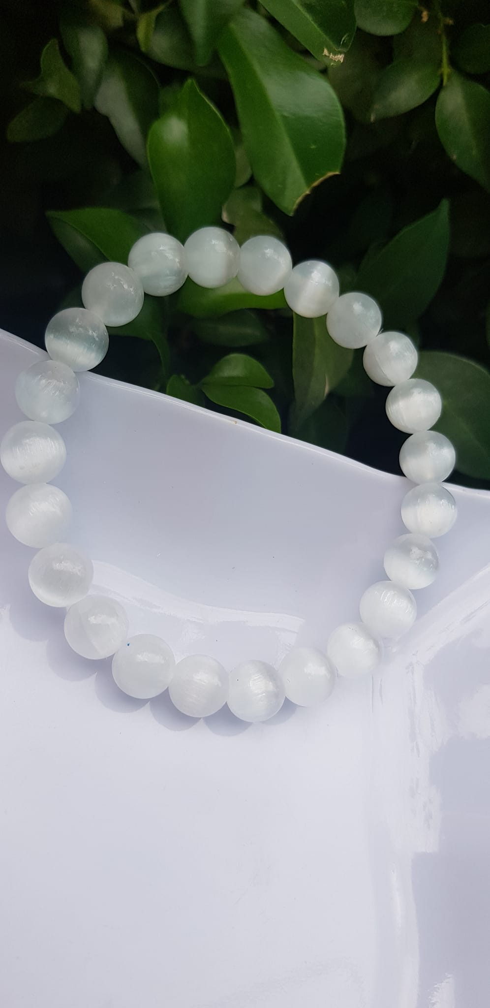 Vòng tay phong thủy may mắn Nữ đá mắt mèo trắng thiên nhiên Size hạt 8mm bóng sáng tuyệt đẹp màu trắng trong ánh sáng đẹp Chất liệu đá mắt mèo bóng đẹp chuẩn hợp nữ mệnh kim, mệnh thủy đeo giá rẻ bao đẹp ạ  đeo tốt sức khỏe, may mắn phong thủy tài lộc ạ