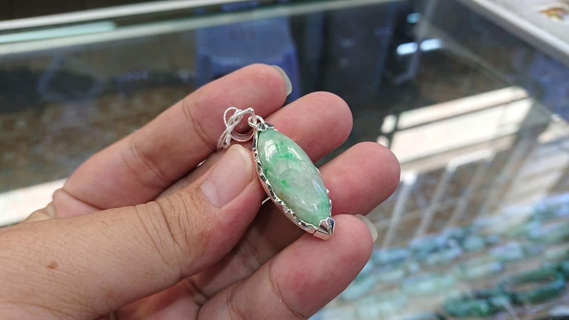 Mặt dây cẩm thạch thiên nhiên hình hạt dưa bọc bạc