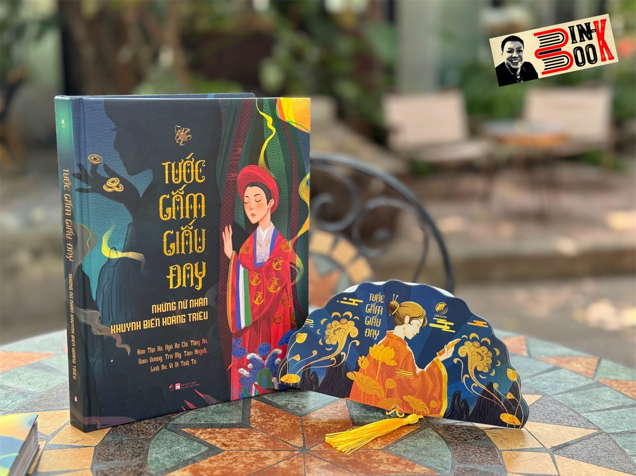 (Tặng bookmark quạt quân vương) (Ấn bản bìa cứng in 200c kỉ niệm) TƯỚC GẤM GIẤU ĐAY – Nhiều tác giả – Linh Lan Books