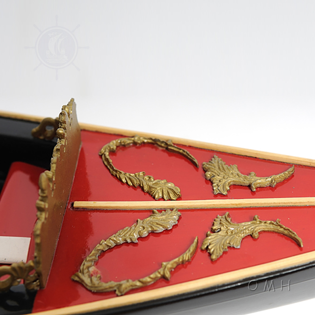 Mô Hình Thuyền Gỗ Venetian Gondola Painted Black/Red Dùng Để Trưng Bày /Trang Trí Dài 64 Cm