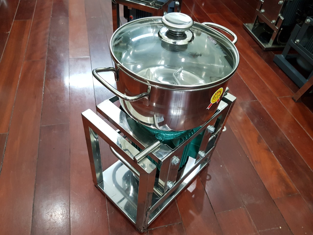 Máy xay thịt làm xúc xích, xay nhuyễn thịt làm giò chả, xay tôm cá, motor 900W có khung inox bao quanh rất chắc chắn