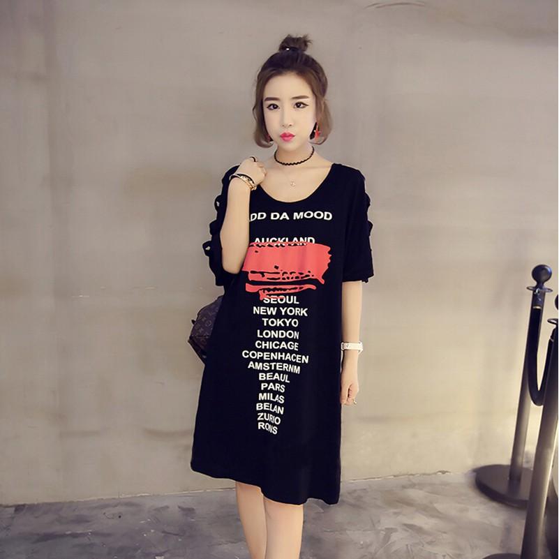 Đầm nữ ngắn tay cổ chữ U in chữ, cắt xẻ độc đáo