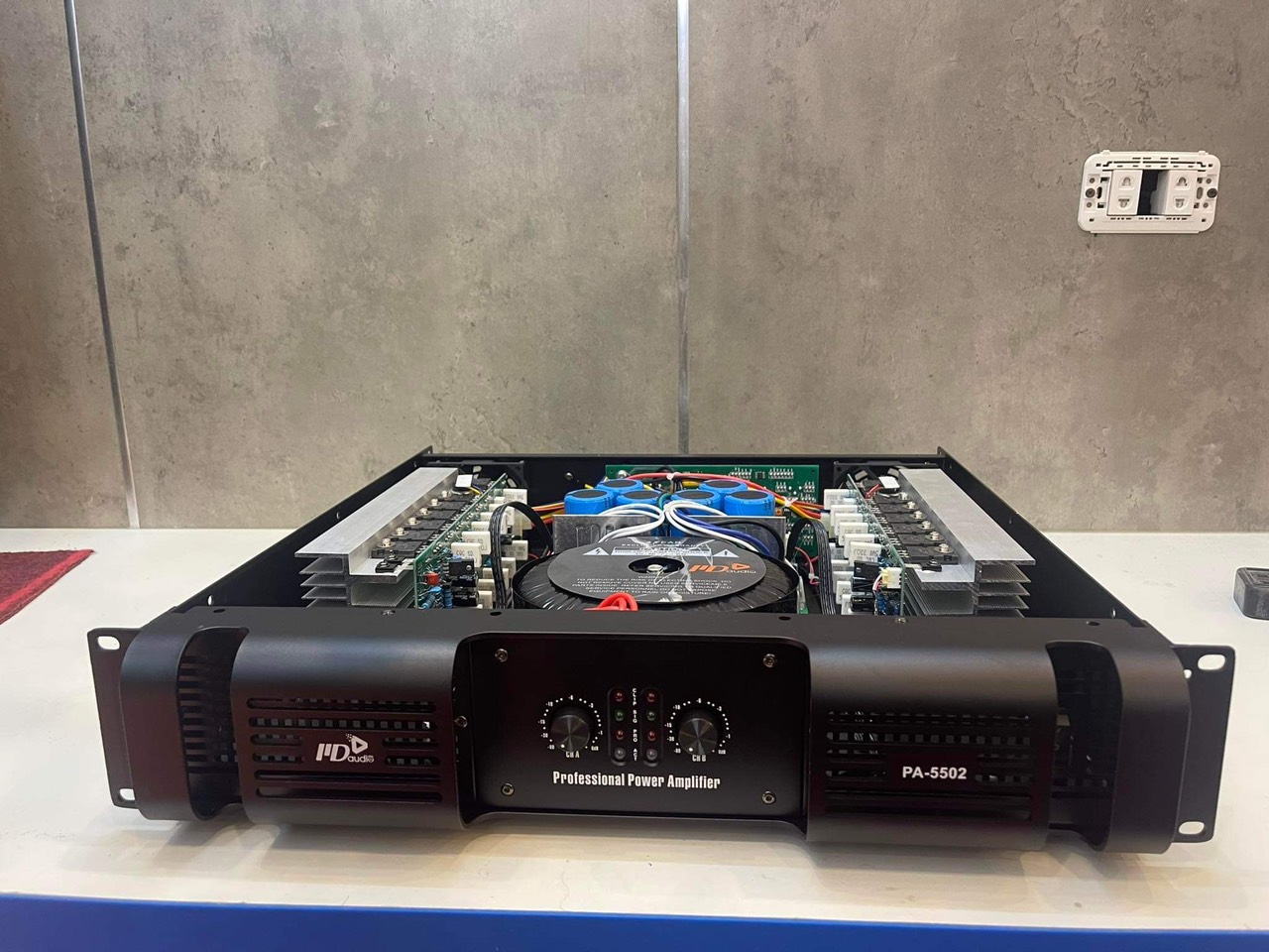 Cục đẩy công suất 2 kênh MD PA-5502 - 32 sò lớn công suất 1600W đánh Full bass 40 hàng chính hãng CMAUDIO nhập khẩu 2023 tặng kèm jac canon