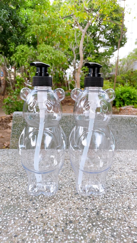 Chai Nhựa 700mL Vòi Van Đen Thân Trong Hình Gấu Dễ Thương