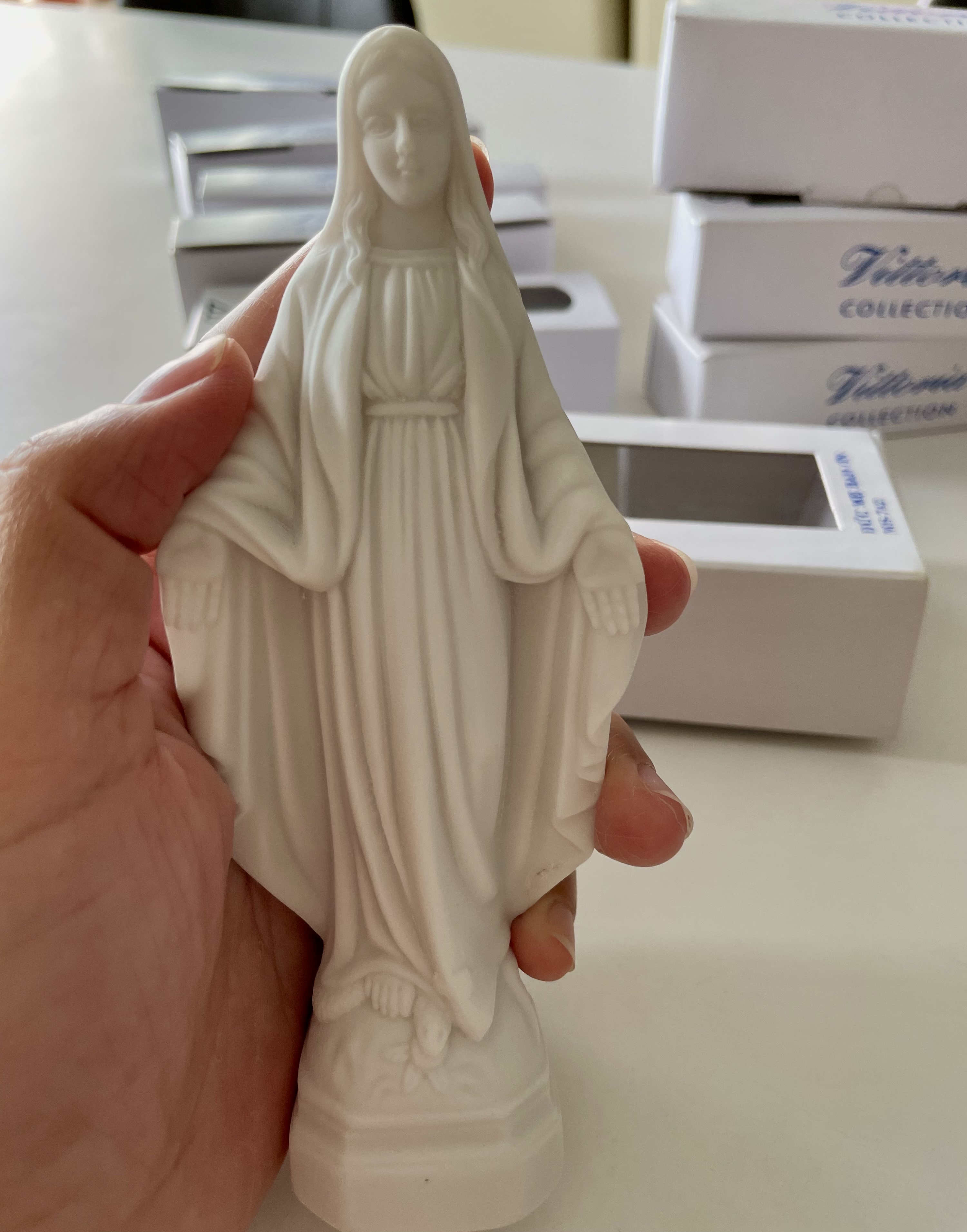 Tượng Mẹ Ban Ơn 15cm Poly