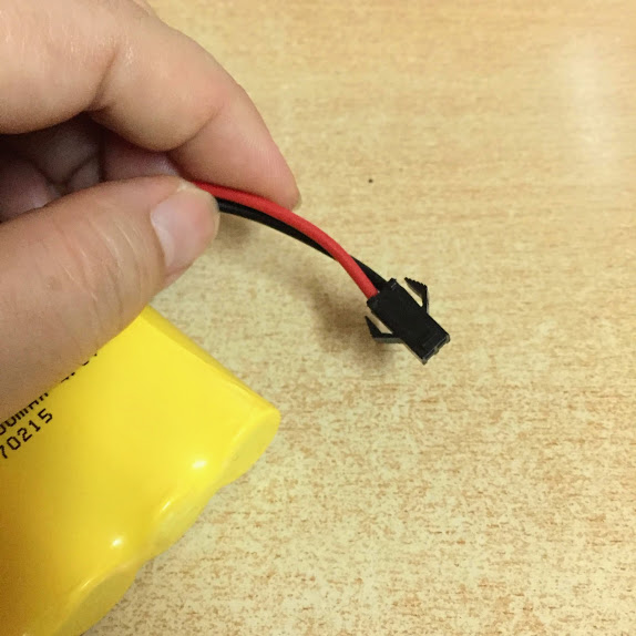 Pin sạc 4.8V dung lượng 700mAh jack SM càng cua đen