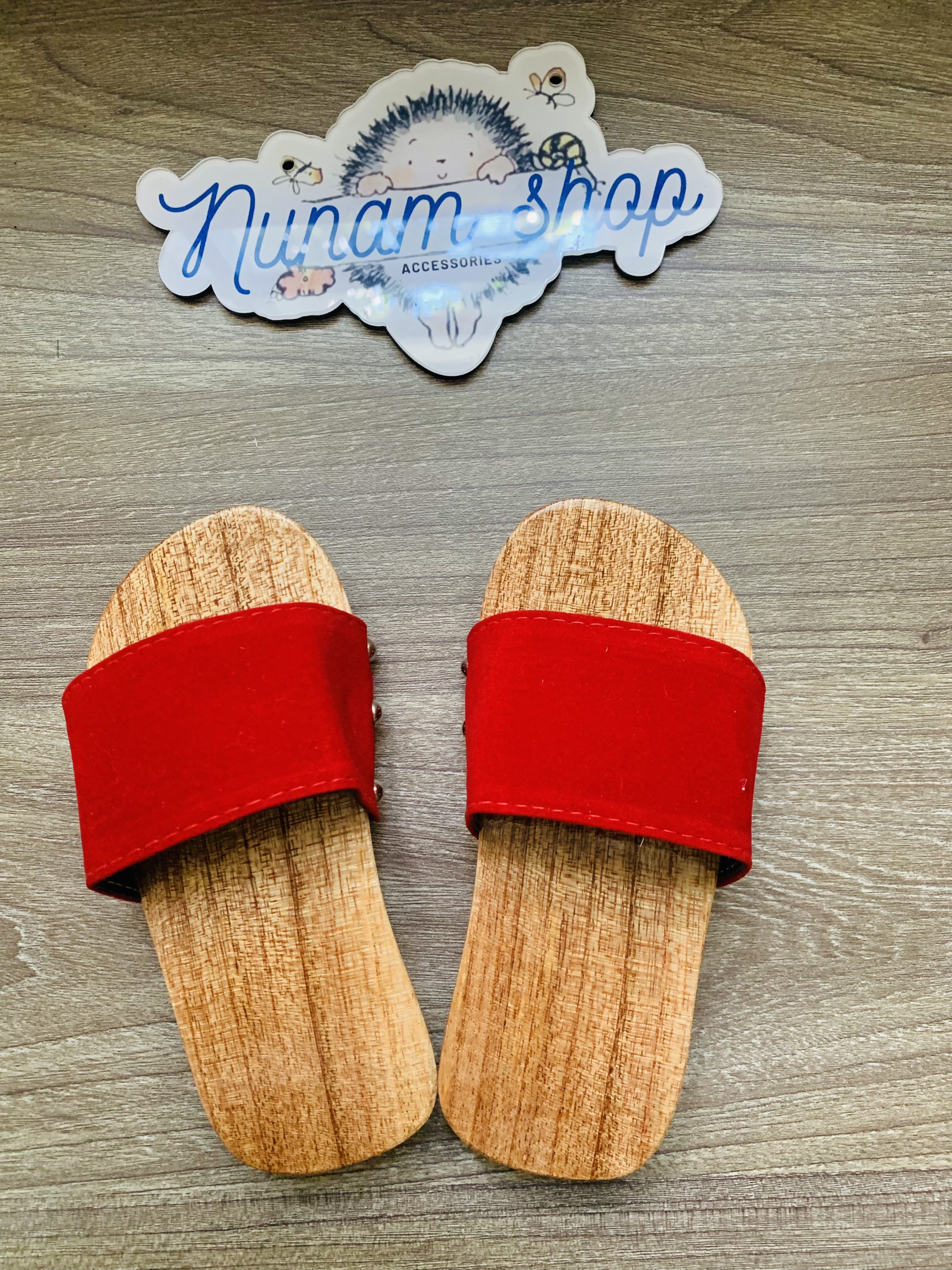 Guốc gỗ tự nhiên quai nhung chắc chắn cho bé trai và gái phối đồ cực đáng yêu Nunam shop