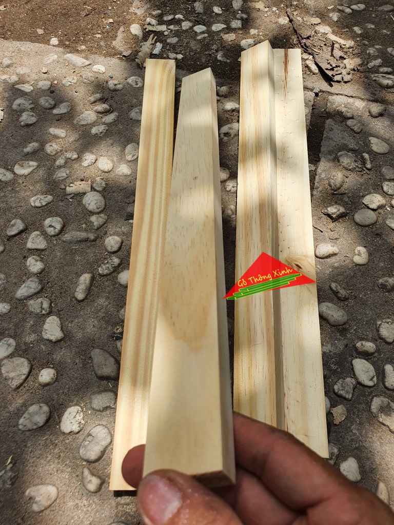 Thanh gỗ thông vuông mới đẹp dài 40cm, rộng 3cm, dày 1.5cm đã bào láng đẹp 4 mặt rất thích hợp làm nẹp, làm khung sườn