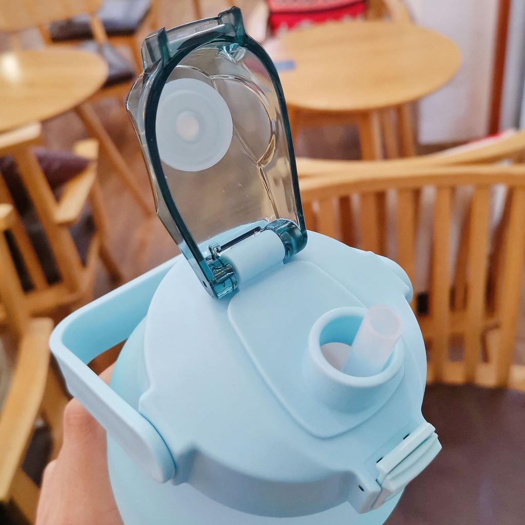 Bình nước 2L có vạch báo giờ uống nước - Bình đựng nước màu gradient bắt mắt có ống hút và sticker trang trí